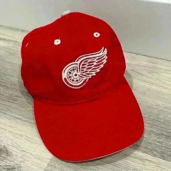 Detroit Red Wings NHL Hockey Hat Baseball Cap Strap Back Fan Favorite Adult OS - Picture 1 of 8
